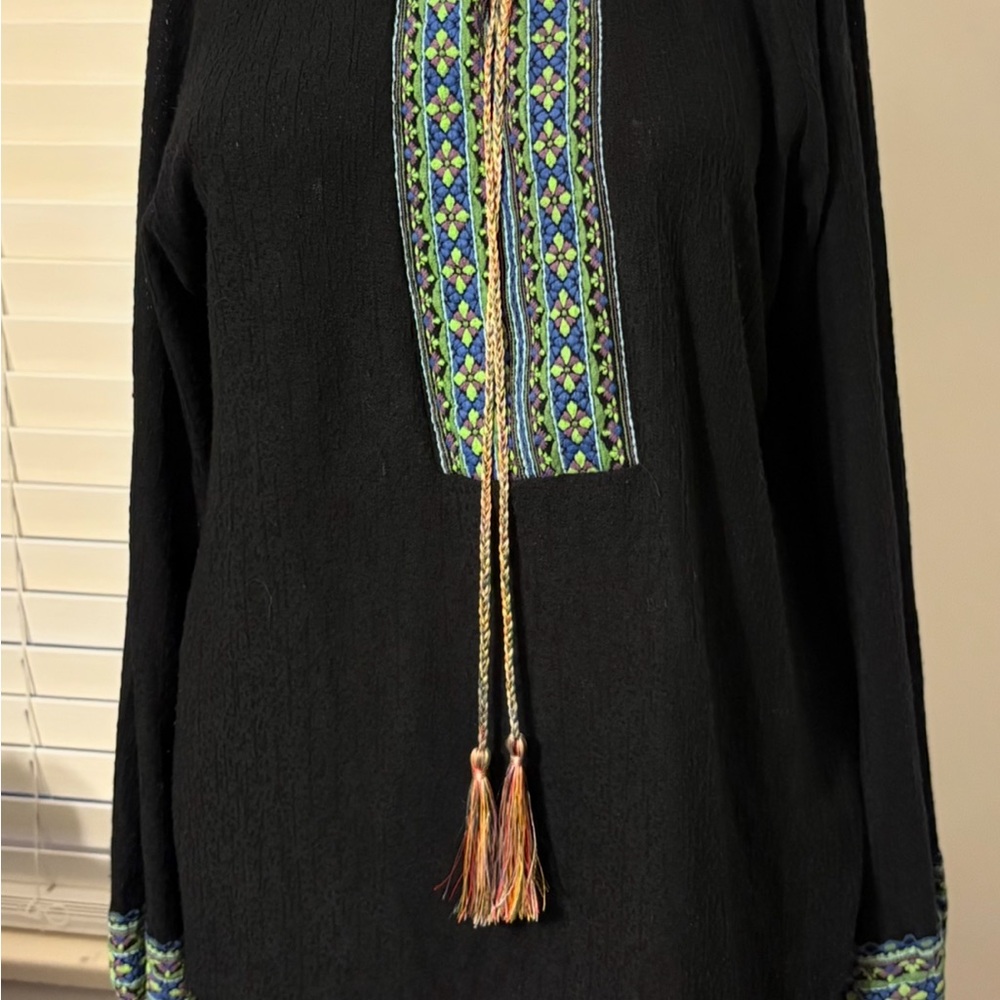 ONE WORLD Beautiful Ukrainian Vyshyvanka size Small